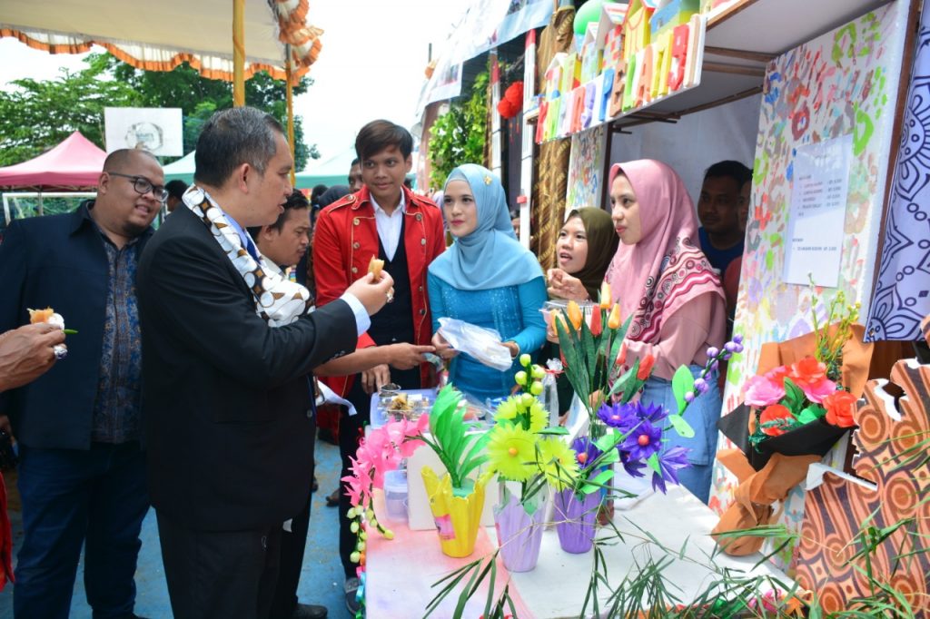Mahasiswa KKN USM Bantu Pasarkan Produk UMKM