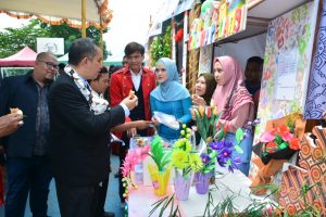 Mahasiswa KKN USM Bantu Pasarkan Produk UMKM