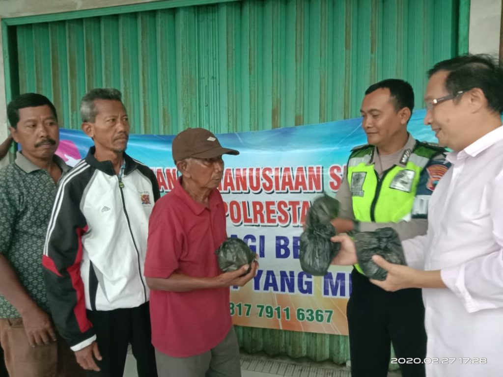 Tebar Kepedulian, Relawan Kemanusiaan Dan Satlantas Polrestabes Semarang Bagikan Nasi Bungkus