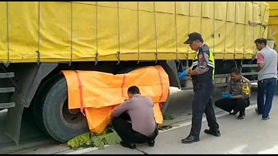 Terlidas Truk, Seorang Pengendara Motor Tewas Mengenaskan