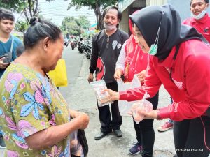 Peduli Kondisi Tubuh Warga, Anggota DPRD Ini Bagikan Jamu Rempah