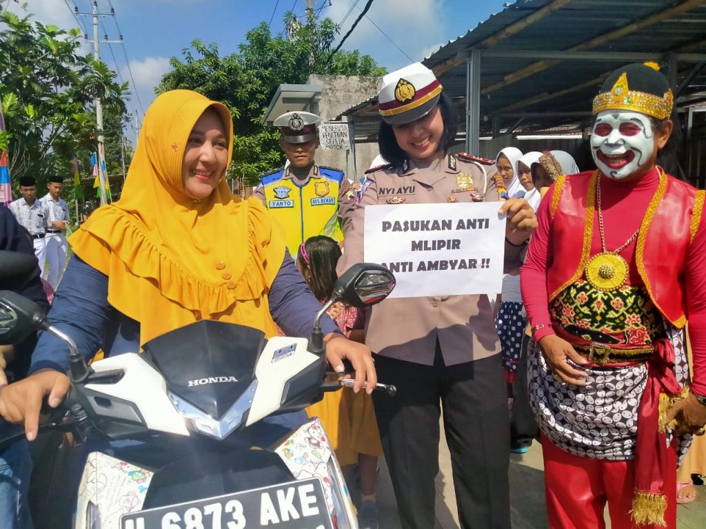 “Yu Es Teh” Ajak Emak-emak Tertib Berlalu Lintas