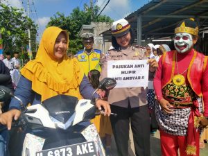 “Yu Es Teh” Ajak Emak-emak Tertib Berlalu Lintas