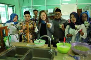 Penasaran Cendol Dawet Penangkal Corona, Lasmi Indaryani Kunjungi Sekolah Ini