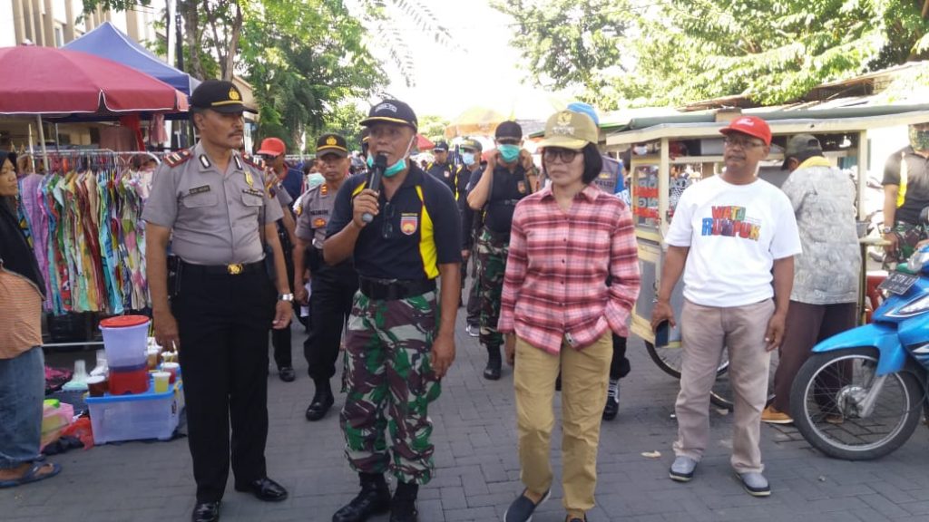 Cegah Penyebaran Virus Corona, Koramil 03/Semarang Timur Sosialisasi Social Discanting Di Pasar  