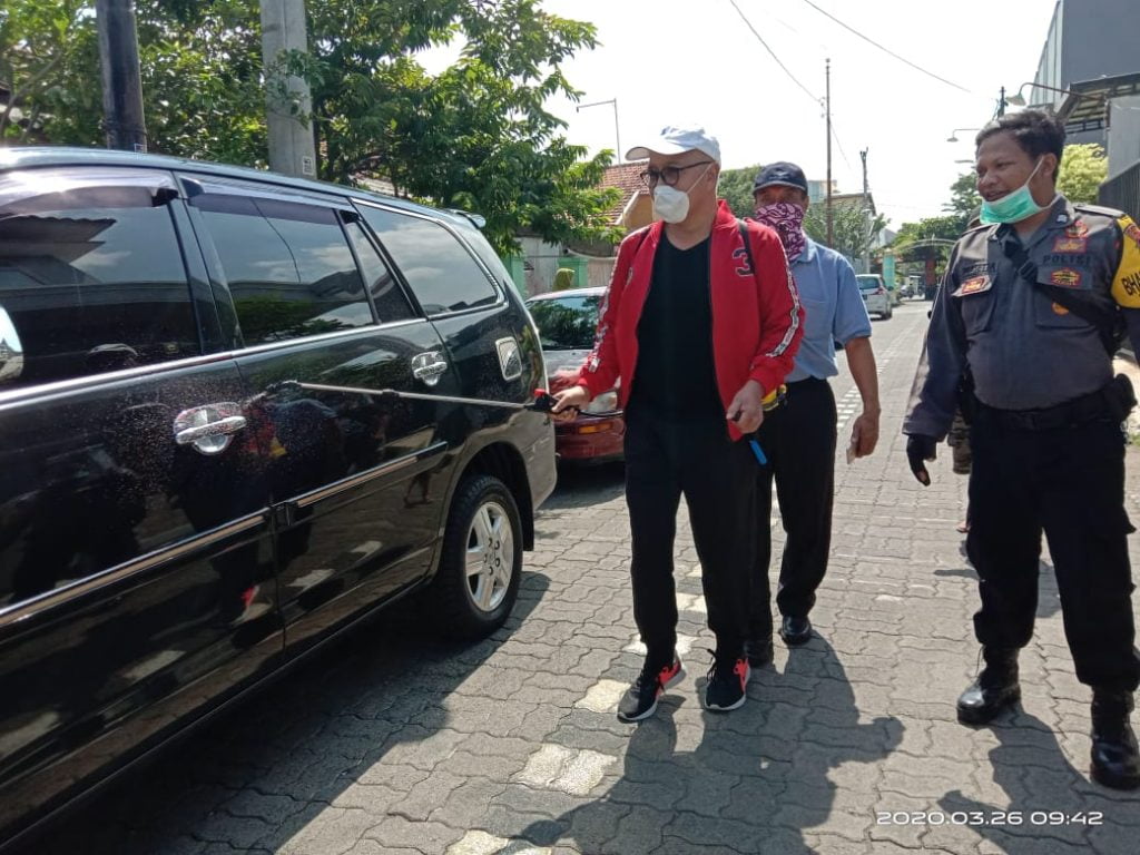 Gara-Gara Corona, Wakil Rakyat Ini Terjun Langsung Melakukan Penyemprotan Disinfectan