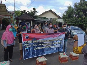 Peduli Warga Terdampak COVID-19, Polda Jateng Bersama Eks Napi Bagi-Bagi Sembako