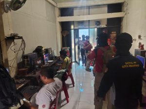 Cegah Penyebaran Virus Corona, Satpol PP Tutup Playstation Dan Warnet