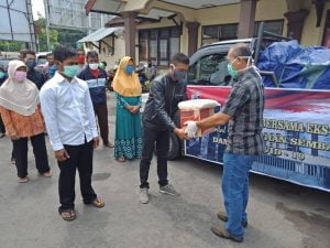 Ringankan Beban Dampak COVID-19, Polda Jateng Gandeng Eks Napi Bagi-Bagi Sembako di Boyolali