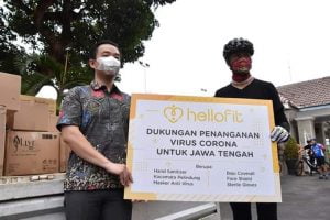 Ganjar Pranowo Terima Donasi 16 Ribu Masker dan APD Senilai Rp 750 Juta dari Hellofit
