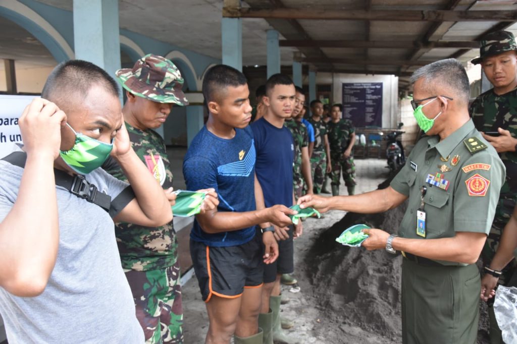 Kemenham Bagikan 10ribu Masker Untuk TNI dan Warga Rowosari