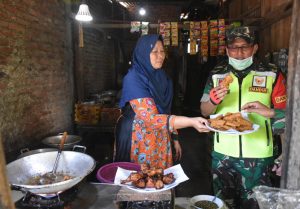 Dandim Suka Saat Cicipi Tempe, Menu Satgas TMMD Sarat Gizi