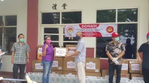 Organisasi dan Pengusaha Tionghoa Bantu APD 14 RS di Kota Semarang
