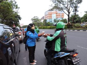 Sembari Sosialisasi Pencegahan Covid-19, KNPI Bantu Pengendara Berbuka Puasa