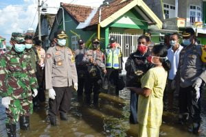 Peduli Korban Rob, Polres Demak Bantu Sembako ke Warga