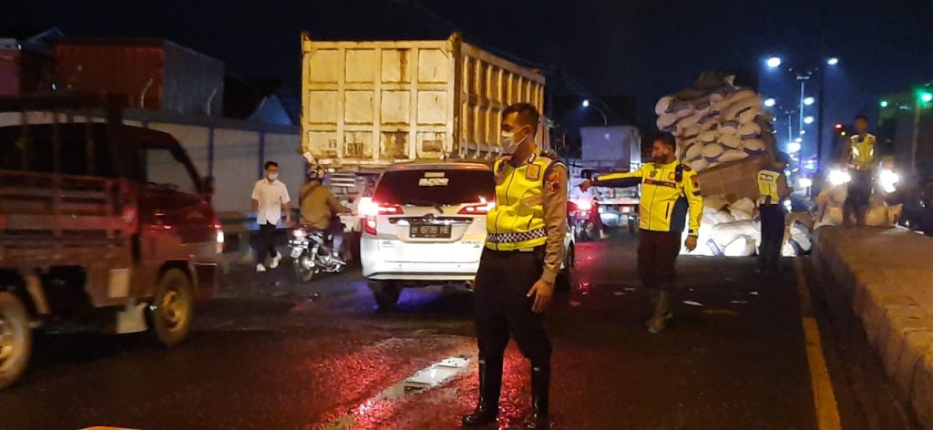 Satlantas Polres Demak Berjibaku Lawan Rob Atasi Macet Jalur Pantura Demak