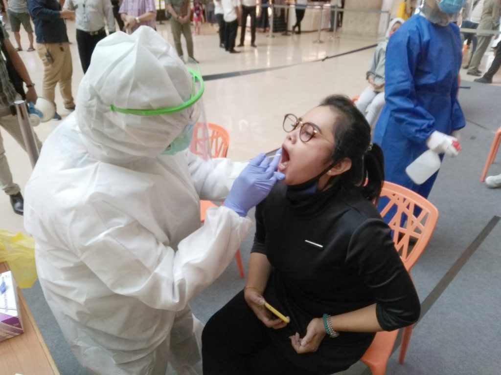 Pengunjung Mal Semarang Diincar Swab Test Di Tempat