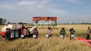 Petani Antusias Sambut Kedatangan Kapolda Jateng dan Pangdam IV Diponegoro