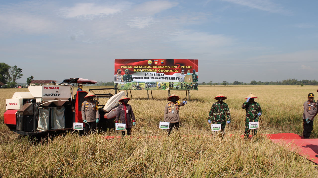 kapolda jateng disambut antusias para petani