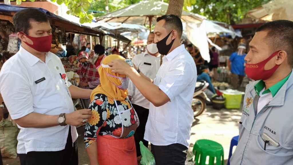Baznas Bagikan Face Shield Kepada Pedagang, Pasar Tradisional Jadi Nyaman Dikunjungi