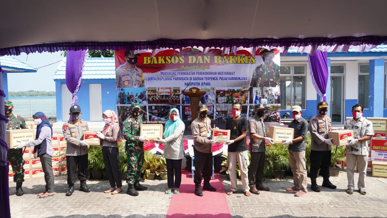 polda jateng bakti sosial ke warga karimunjawa