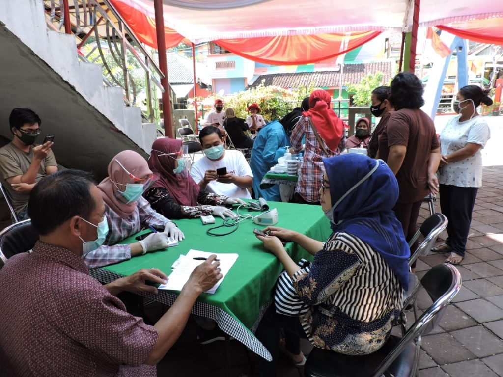 Peduli Ditengah Pandemi, KNPI Bagikan Sembako dan Gelar Pengobatan Gratis di Kampung Pelangi