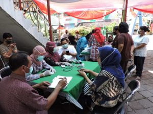 Peduli Ditengah Pandemi, KNPI Bagikan Sembako dan Gelar Pengobatan Gratis di Kampung Pelangi
