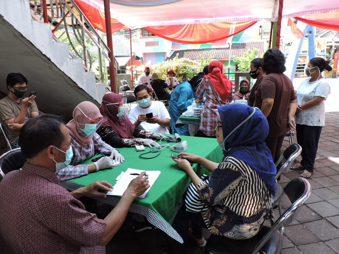 knpi kota semarang bagikan sembako gratis
