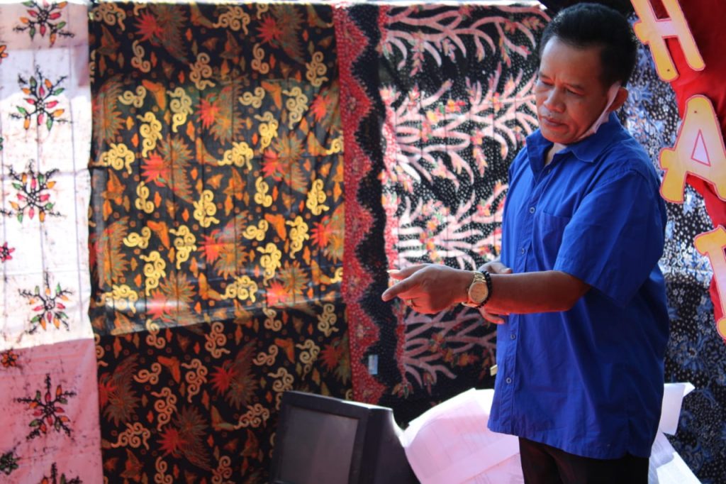 Sarono Kasi Kebudayaan Dindikbud Demak saat membaca geguritan dalam rangka peringatan Hari Aksara Internasional yang diselenggarakan oleh PKBM Mukti Utama Demak. (foto : Ari)