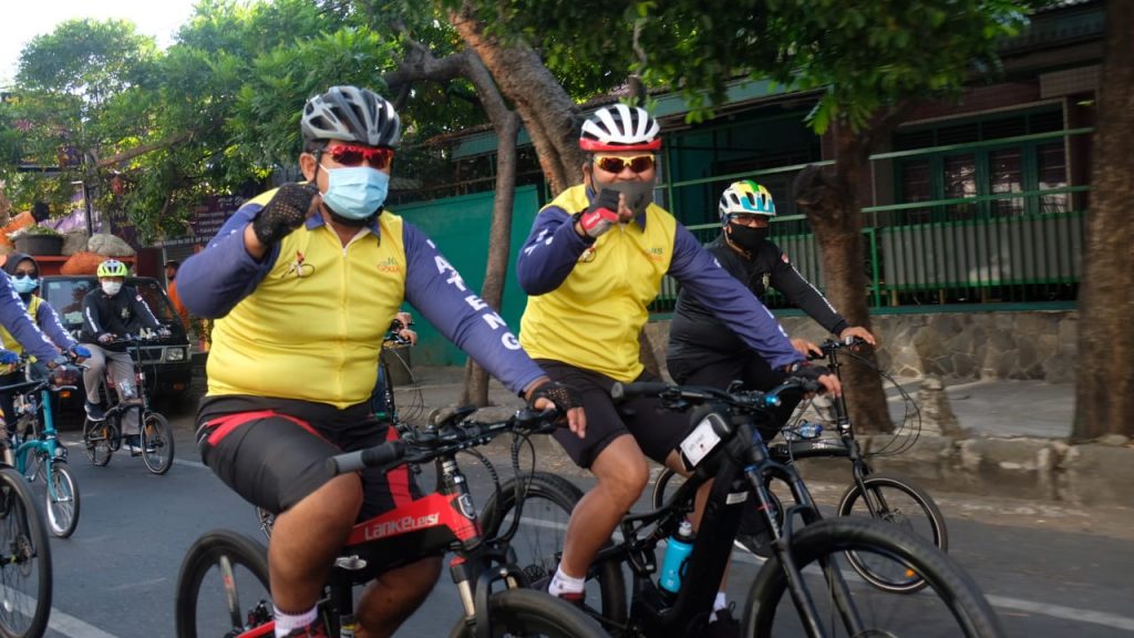 Perangi Covid 19, Kapolda bersama ICJS dan Komisi 3 DPR RI Berbagi Kebahagian Gowes di Surakarta