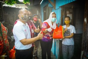 BPR Bank Pasar Kota Semarang Bagikan 500 Paket Sembako Kepada Warga Terdampak Covid-19
