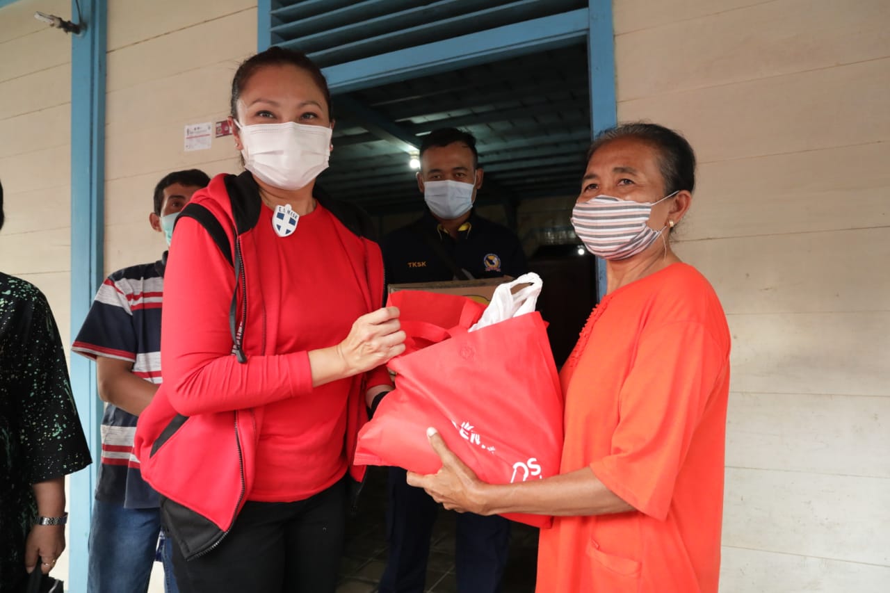 Kemensos Salurkan 400 Paket Sembako Untuk Sedulur Sikep