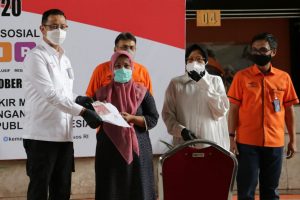 Juliari Saksikan Pencairan Bansos di Surabaya