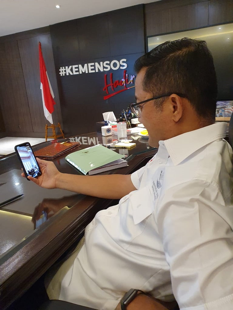 Mensos Juliari Menyapa Pendamping PKH di Depok Via Video Call