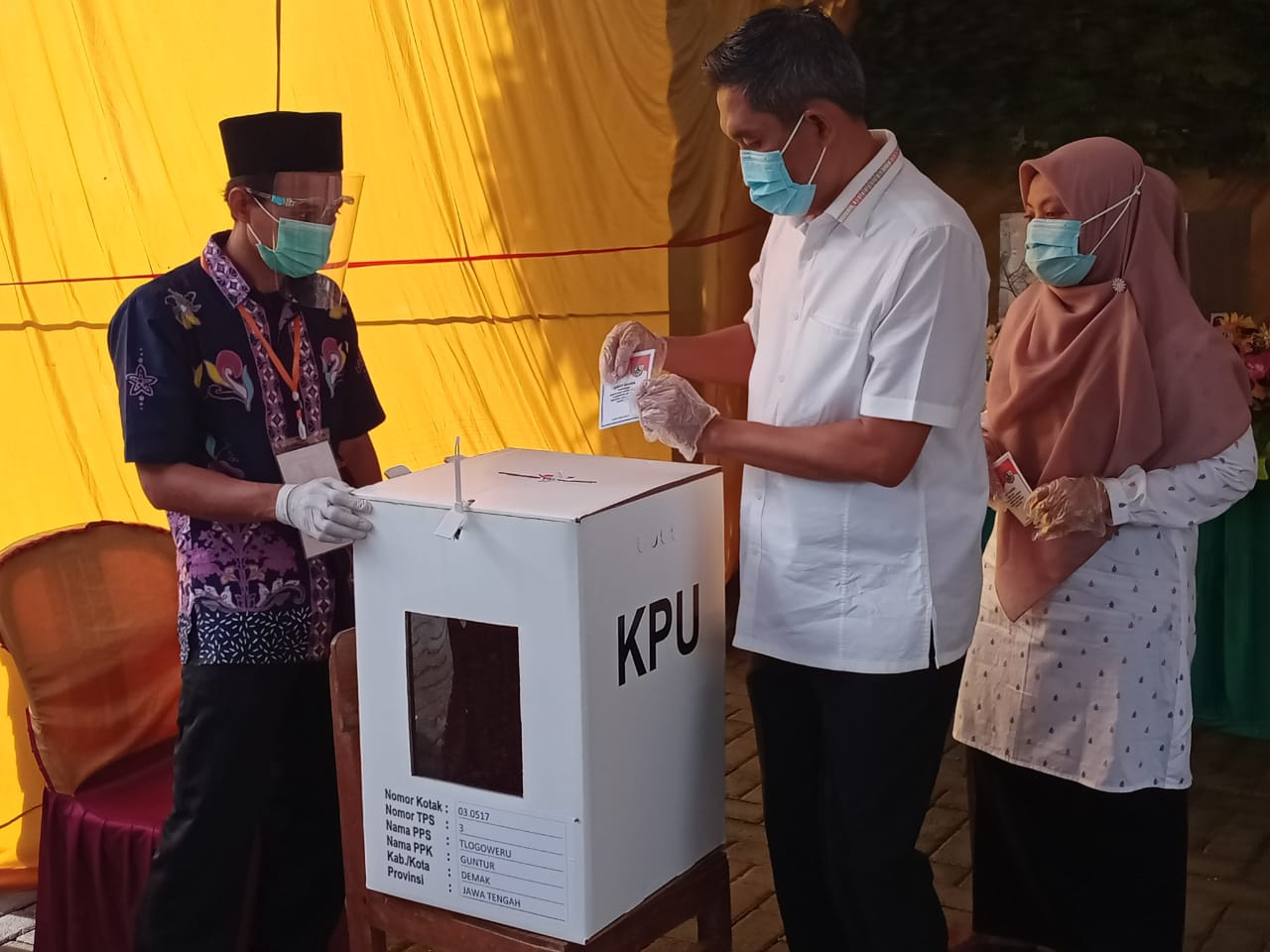 Sebelum ke TPS, Calon Bupati Mugiyono Sungkem ke Ibu Mertua