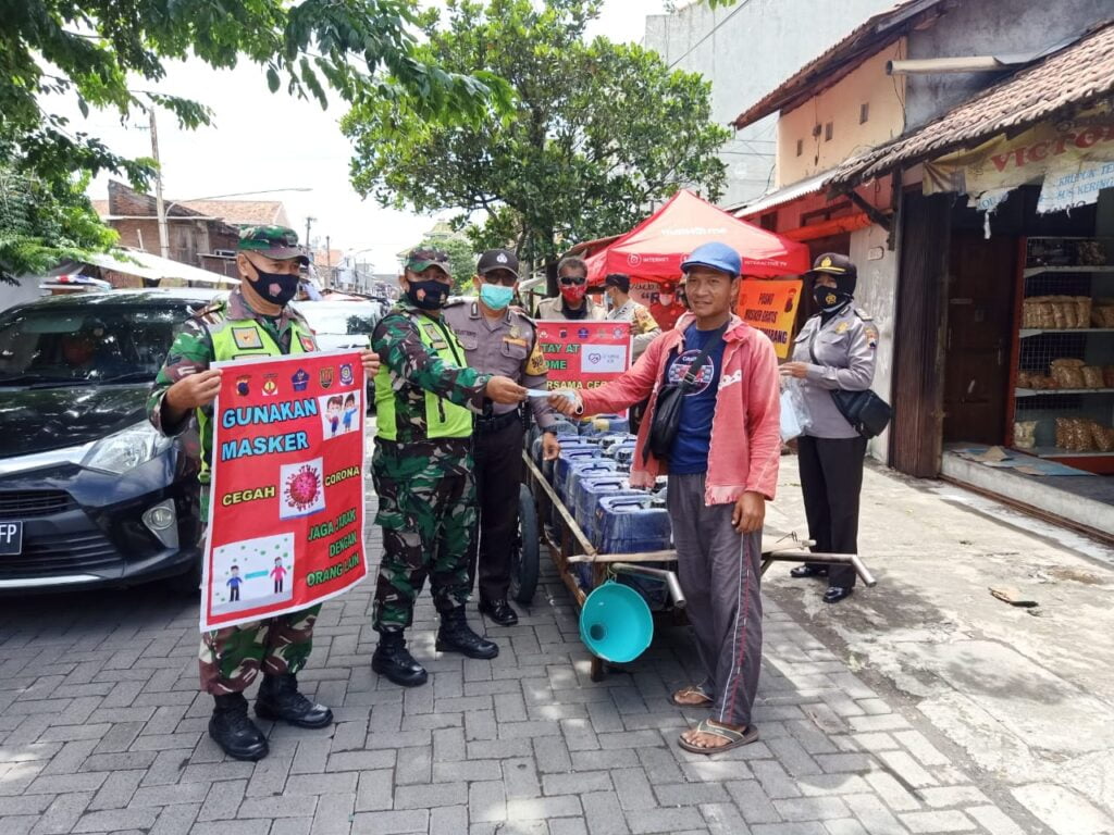 Prajurit Koramil 03 Semarang utara Patroli Sosialisasi PKM (Pembatasan Kegiatan Masyarakat)