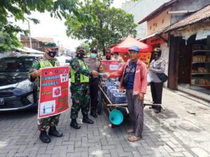 Prajurit Koramil 03 Semarang utara Patroli Sosialisasi PKM (Pembatasan Kegiatan Masyarakat)