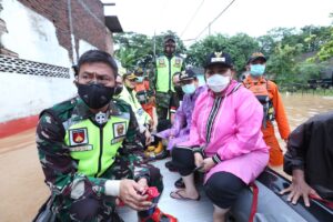 Semarang Dikepung Bencana, Dandim Perintahkan Prajuritnya Turun Tangan Bantu Korban