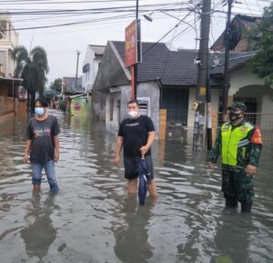 Prajurit Kodim 0733 BS Bantu Warga Terdampak Banjir  