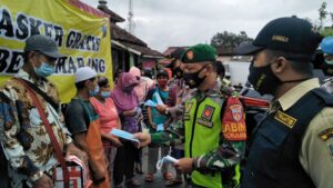Pembagian Masker Gratis Oleh Anggota Koramil 11 Pedurungan Kodim 0733 BS Semarang