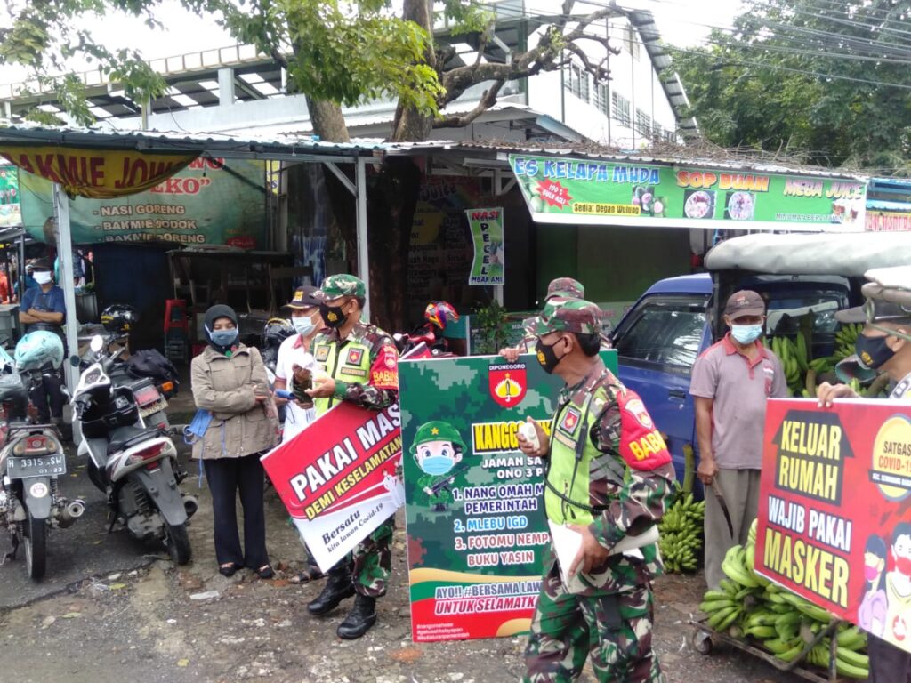 Koramil 09 Ngaliyan Terapkan Disiplin Protokoler Kesehatan Dengan Himbauan Dan Pembagian Masker