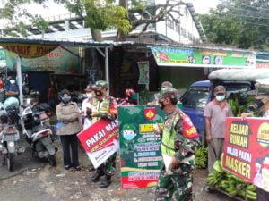 Koramil 09 Ngaliyan Terapkan Disiplin Protokoler Kesehatan Dengan Himbauan Dan Pembagian Masker