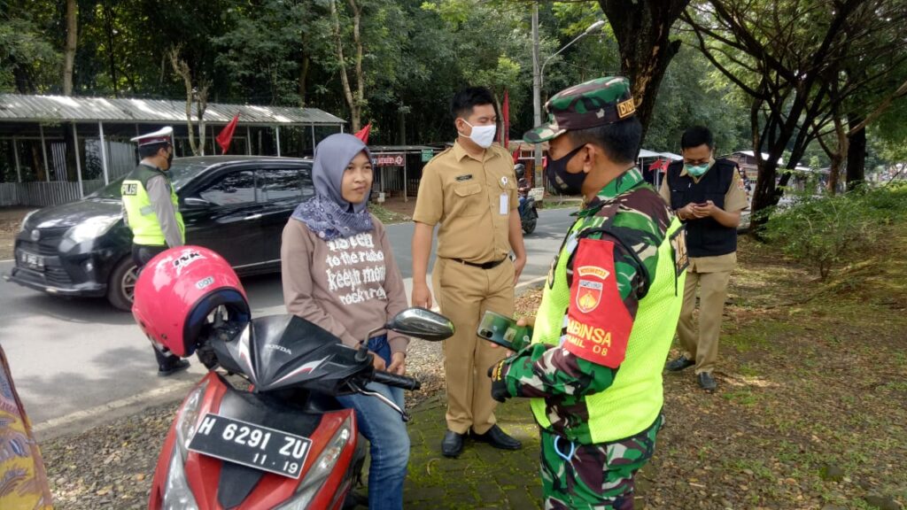Masih Ditemukan Pengguna Jalan Tidak Pakai Masker, Babinsa Koramil 08 Mijen Bertindak