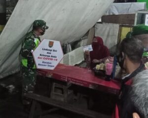 Pelda Yohanes Dan Serma Sentry Babinsa Tugurejo Menyisir Perkampungan