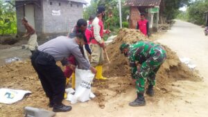 Sempat Sempatnya Bagi Masker Saat Karya Bhakti