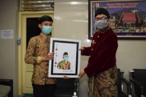 Peringati HUT Banyumas, Bupati Dihadiahi Karikatur dari Bahan Plastik