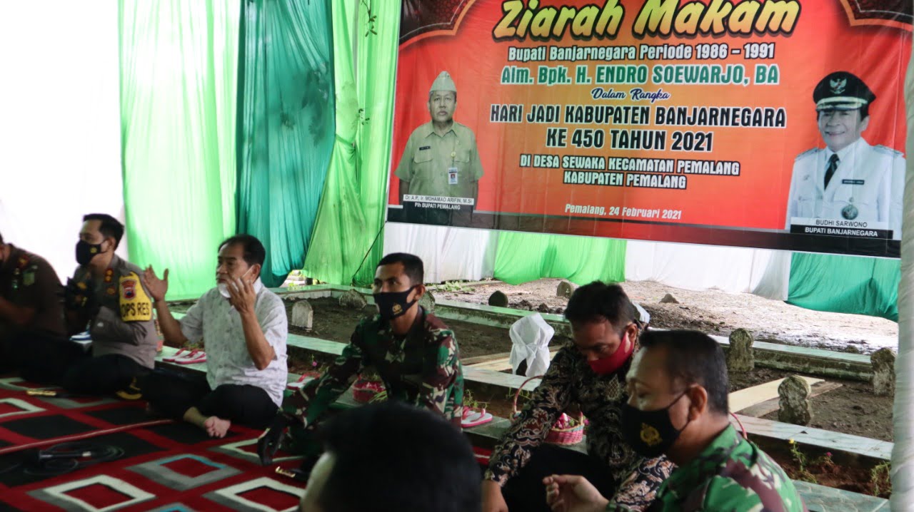 Bupati Banjarnegara Ziarah ke Makam Bupati Endro Soewarjo di Pemalang