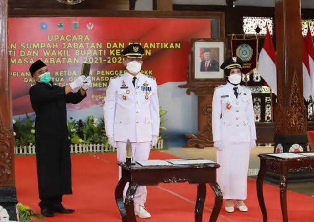 Arif – Rista Resmi Dilantik Sebagai Bupati dan Wakil Bupati Kebumen