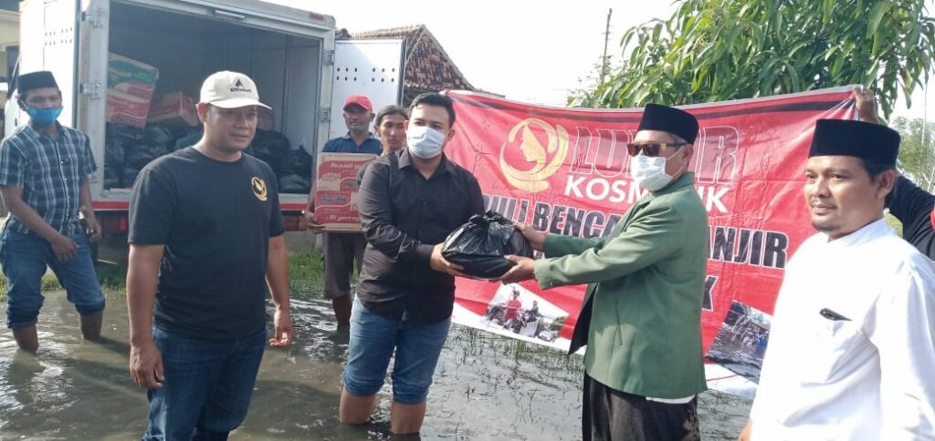 Luhur Kosmetik Bantu Warga Bugangan Demak Yang Terendam Banjir Empat Bulan