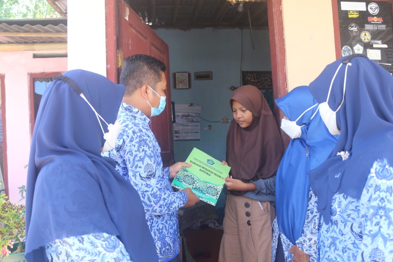 Peringati Hari Amal Bakti, MIN 3 Banyumas Gelar Baksos